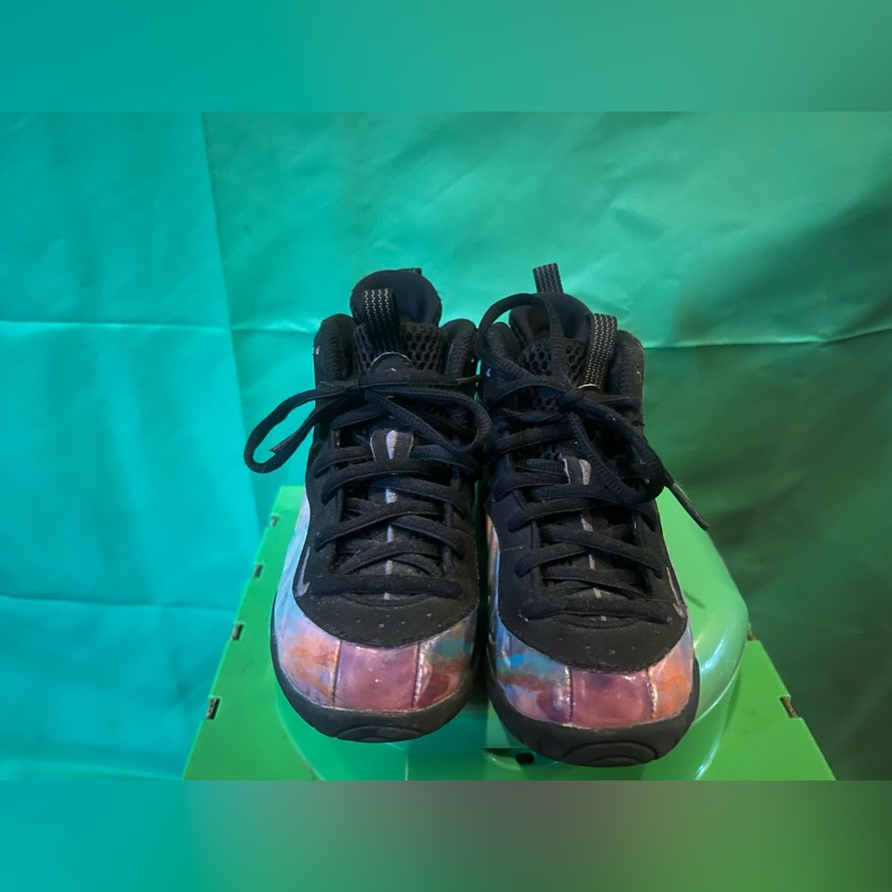 Nike foam posits size 11c